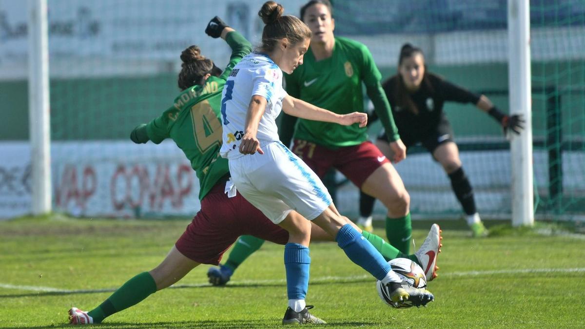 Lance del partido entre el Pozoalbense y el Granada en el Municipal.