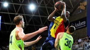 Moussa Diagne entra a canasta ante Claver y Pustovyi.