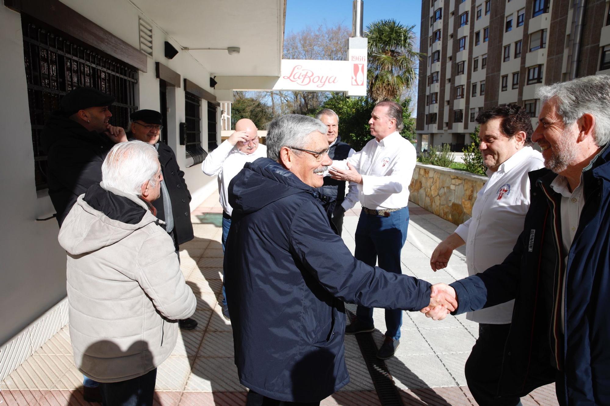 En imágenes: El candidato del PSOE visita la sociedad gastronómica la Boya