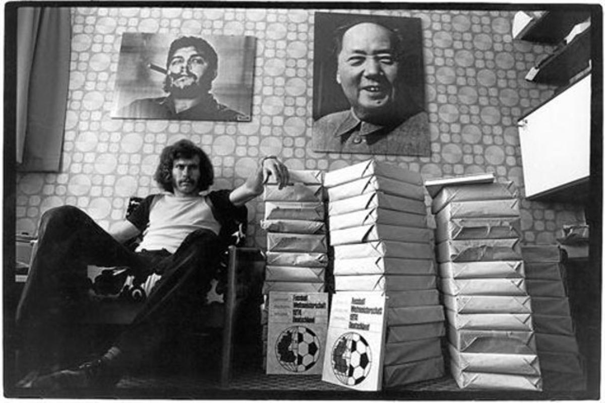 DEVOT. Breitner, a casa seva, decorada amb pòsters de Mao i el Che. DEVOT. Breitner, a casa seva, decorada amb pòsters de Mao i el Che.