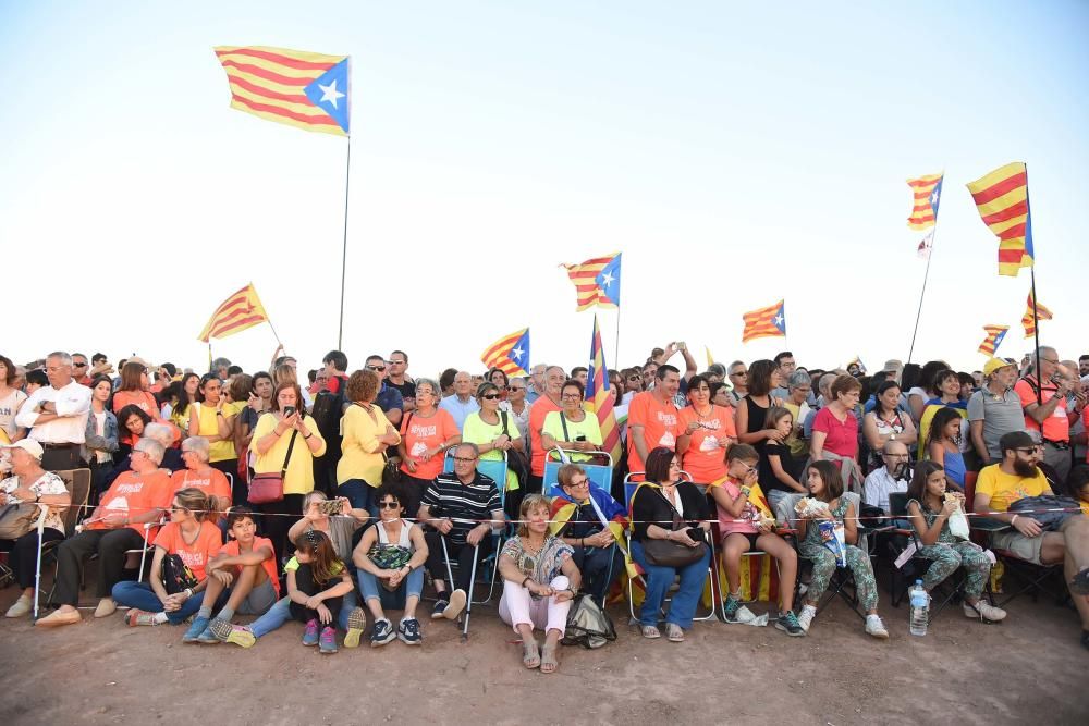 Una multitud omple Lledoners com mai en la vigília de 1-O