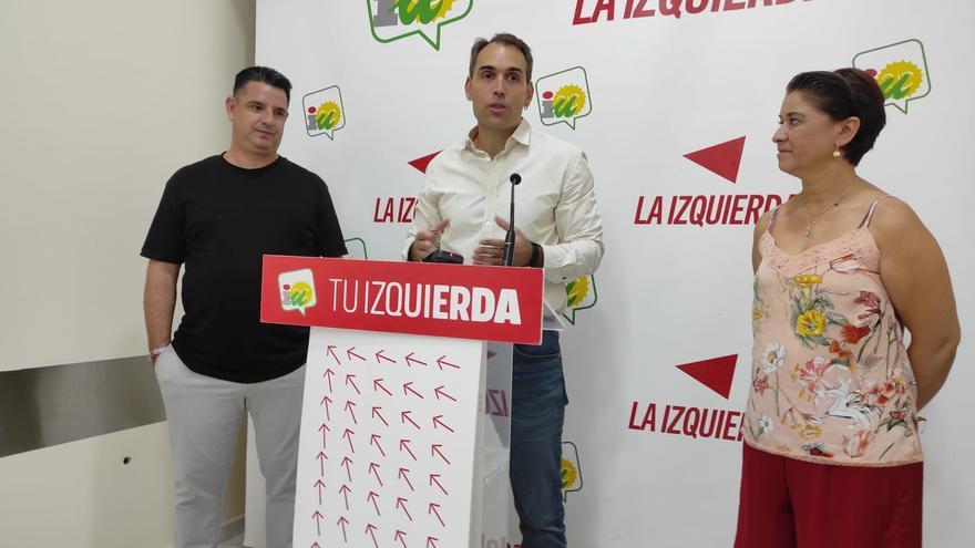 Valero (centro), interviene entre García y Ruiz en la sede de IU en Córdoba.