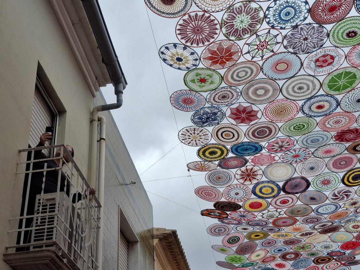 Las mujeres transforman Els Poblets: 1.400 mandalas se entrelazan sobre el Carrer Major (imágenes)