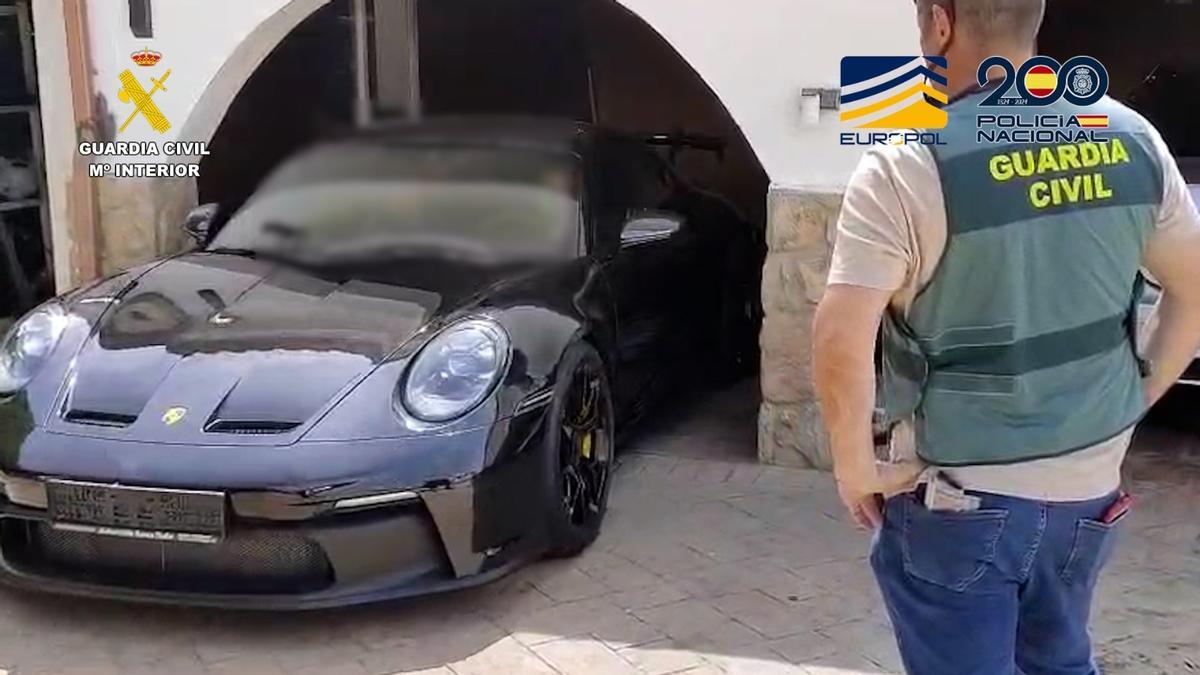 Uno de los vehículos de alta gama recuperados en la macrooperación contra el tráfico de coches.