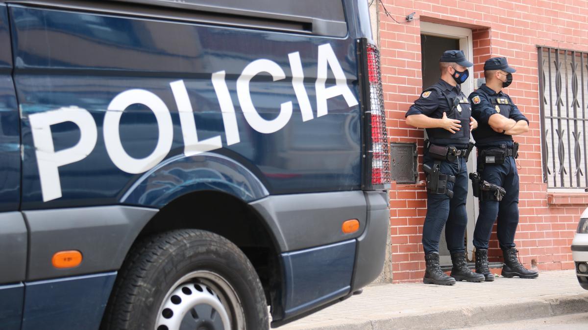 La Policía Nacional en un domicilio de la calle Fiveller de Sabadell durante el registro de esta mañana