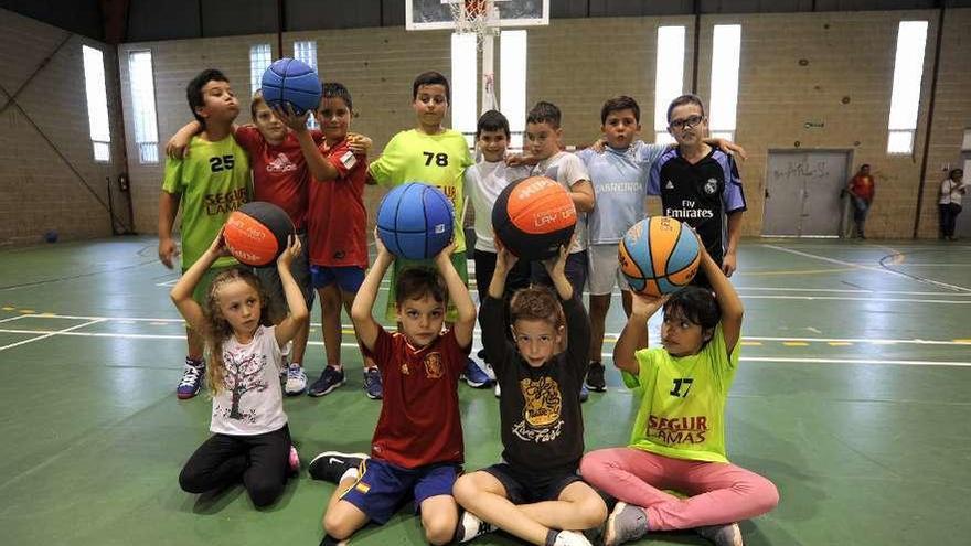 Un instante del entrenamiento de los jugadores de base del Basketdeza celebrado ayer. // Bernabé/Javier Lalín