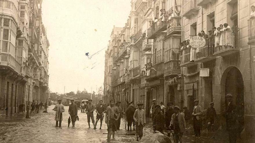 La calle del Carmen en 1919, a la derecha la Posada de los Cuatro Santos.