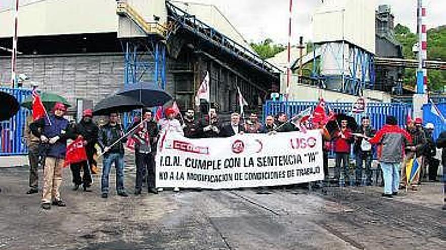 Trabajadores de Química del Nalón, ayer, frente a la planta de Ciaño.