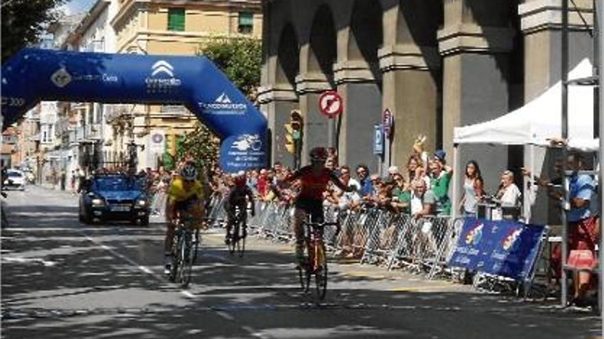 Adrià Moreno i Alexis Carlier ahir creuant la línia de meta de la segona etapa de la Volta a la Garrotxa.