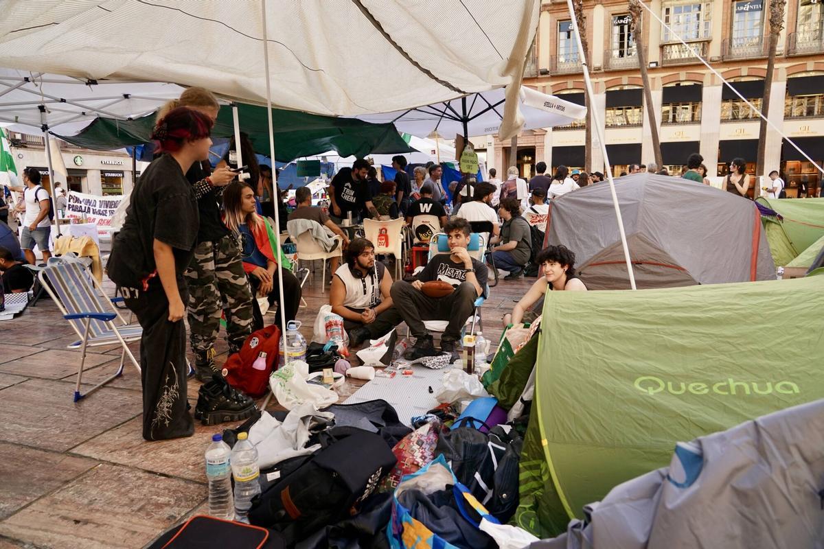 Continúa la acampada por la vivienda en Málaga en la plaza de la Constitución