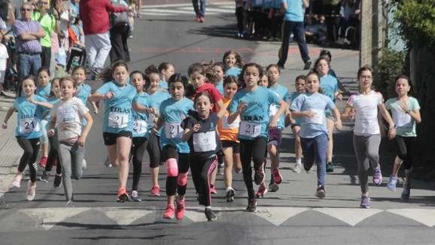 Una de las carreras en el Cross Escolar de Tirán // Santos Álvarez