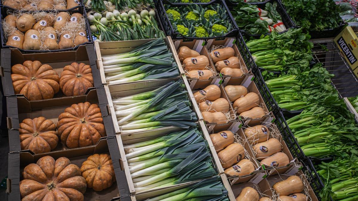 Una parada de frutas, vegetales y hortalizas en Mercabarna.