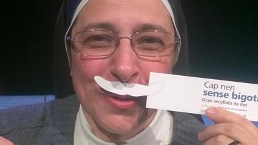 Sor Lucía Caram es posa bigoti en favor de la recollida de llet infantil