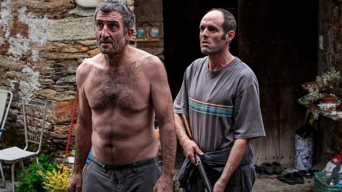 A la derecha el actor Diego Anido en la película 'As Bestas' junto a Luis Zahera.