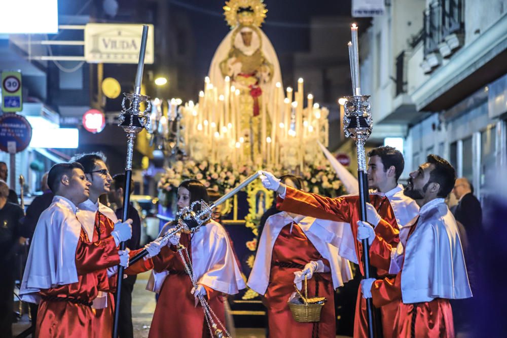 La imagen de María Santísima de la Victoria procesiona por primera vez en Torrevieja portada por 21 costaleros y costaleras