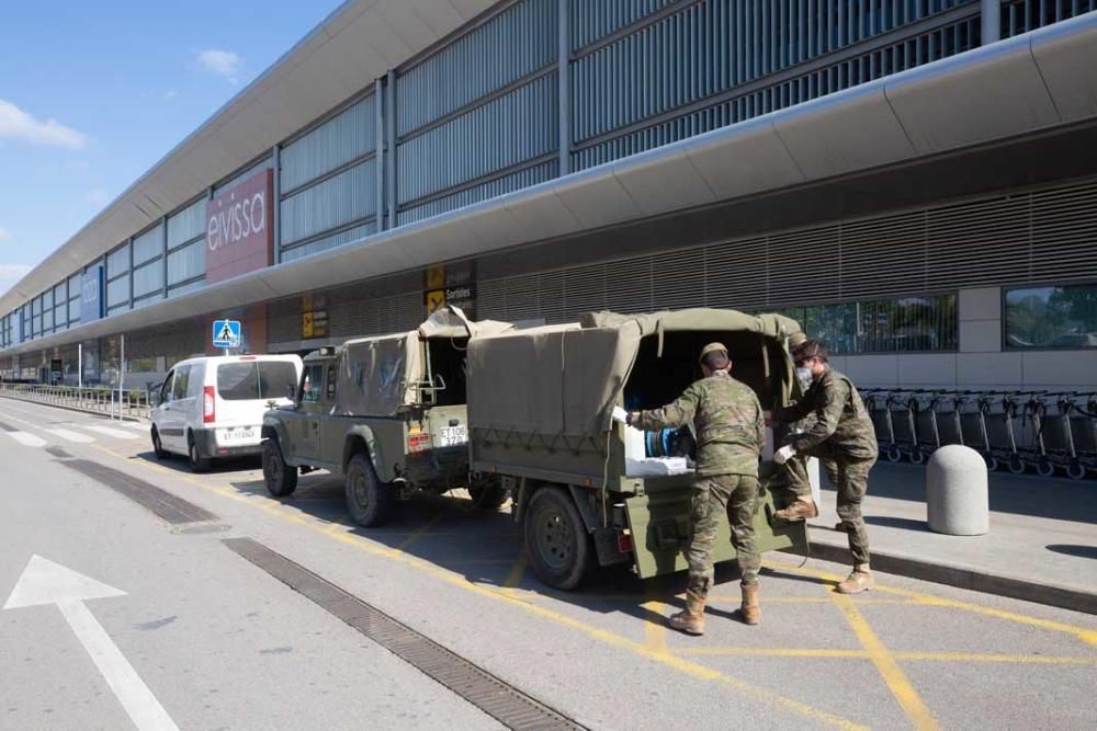 Los militares limpian y desinfectan el aeropuerto de Ibiza