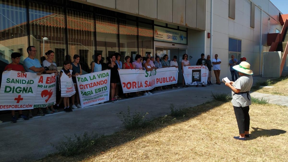 Los sayagueses manifestándose por una sanidad digna en el centro de salud de Bermillo