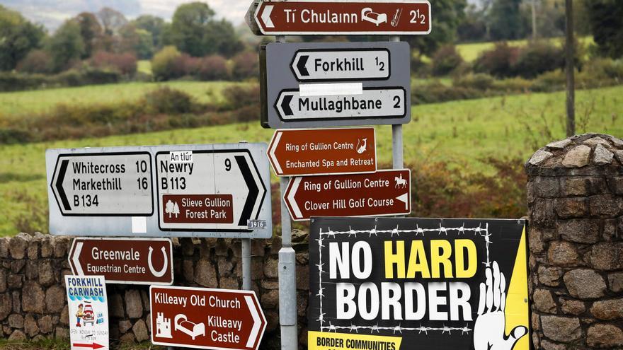 Carteles en Irlanda del Norte cerca de la frontera con Irlanda.