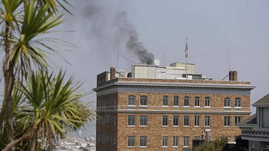 Los rusos abandonan el consulado de San Francisco echando humo