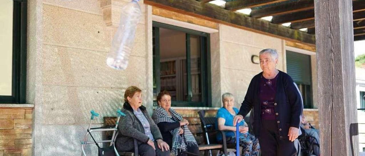 Los mayores de Geriatros realizaron una yincana ayer en el recinto. // Bernabé