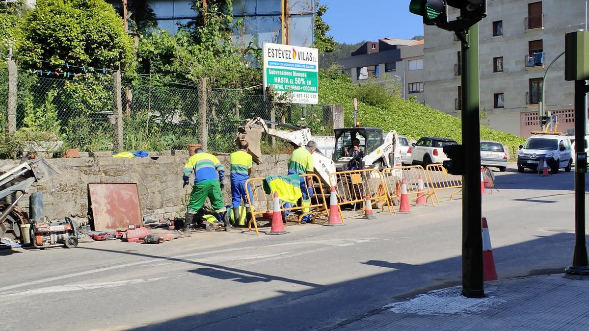 Los operarios de Aqualia trabajando esta mañana en la zona en la que se registró la avería.