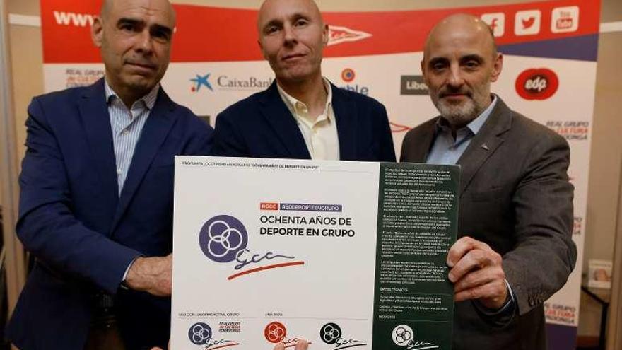 Por la izquierda, Joaquín Miranda (tesorero del Grupo), Javier Rodríguez (autor del logo) y Antonio Corripio (presidente del Grupo), ayer, con el diseño ganador.