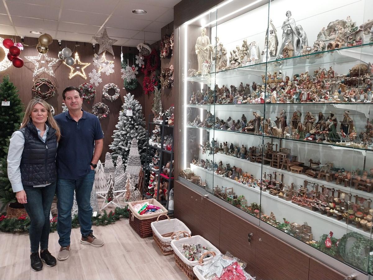 Silvia y José, en el local de Algemesí completamente reformado.