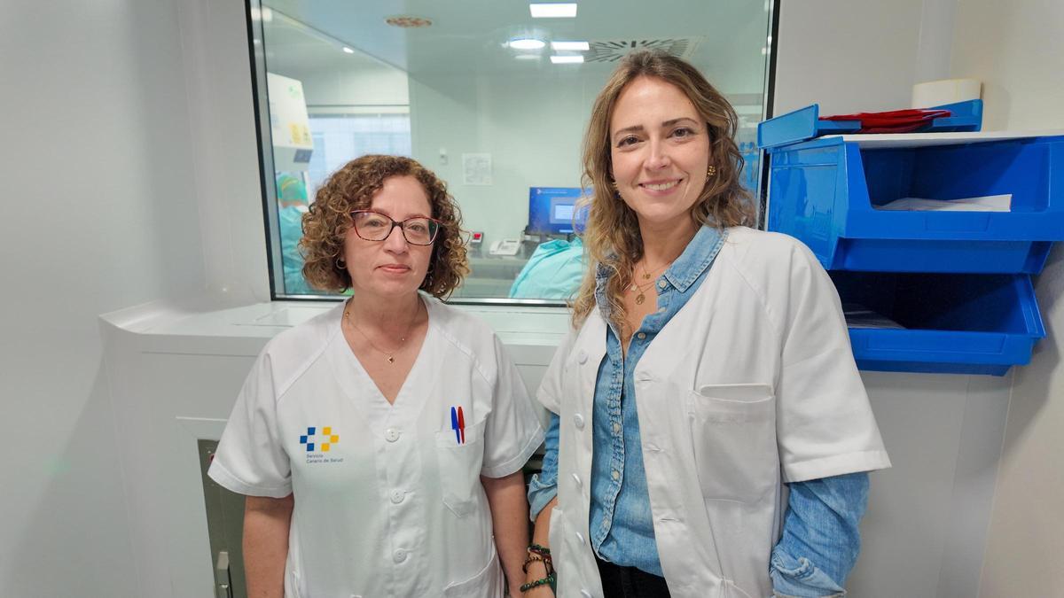 Una enfermera y una farmacéutica del servicio.