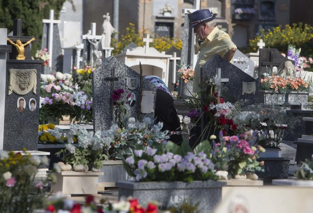 El cementerio de Alicante recibe miles de visitas en el día de los Santos