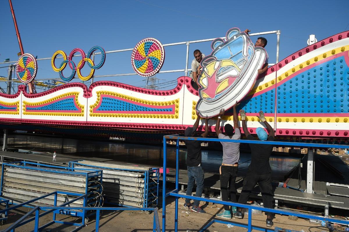 Desmontaje de las atracciones y las casetas de la Feria de Málaga