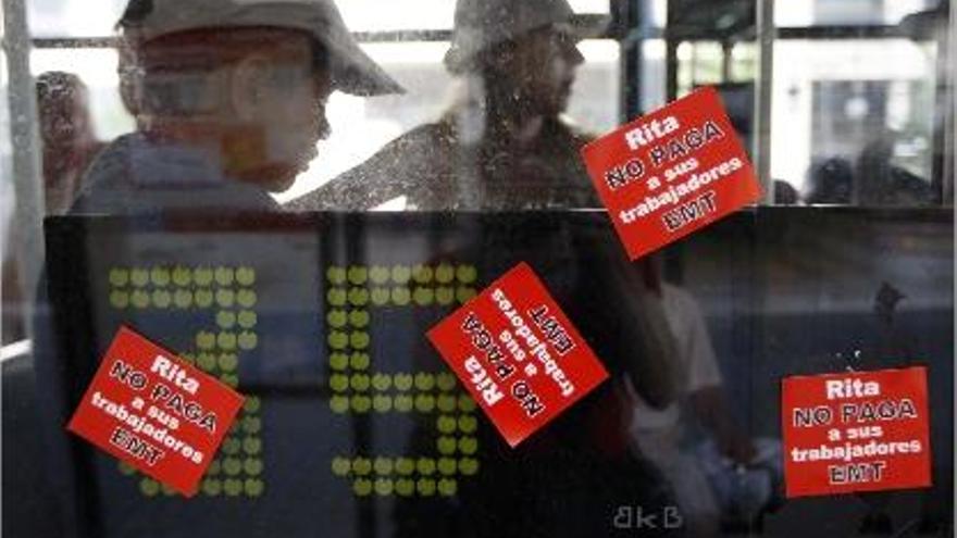 Pegatinas colocadas por los trabajadores de la EMT en los autobuses.