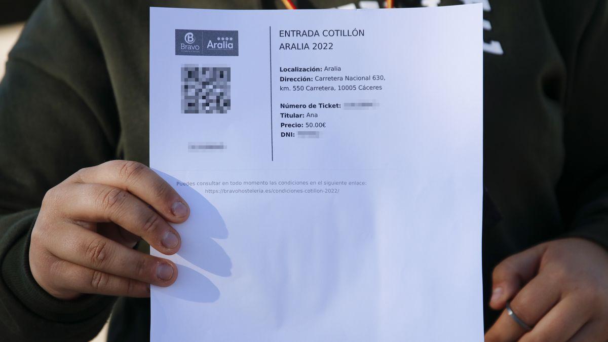 Alba Hernández, joven cacereña que prevé asistir al cotillón de Aralia en Cáceres, muestra su entrada esta mañana.