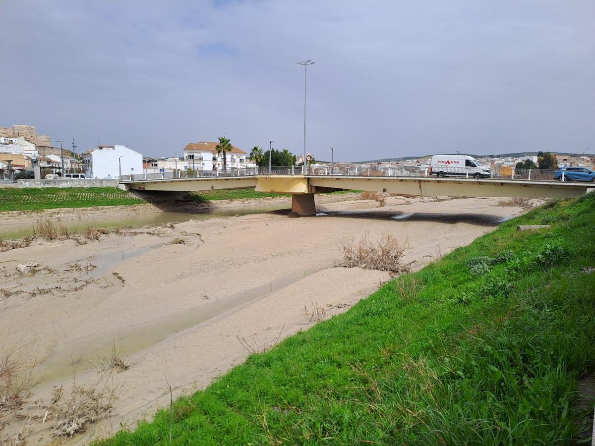 Una vista del puente en la calle Los Molinos de en Castro del Río sobre el cauce del Guadajoz, lleno de sedimentos.