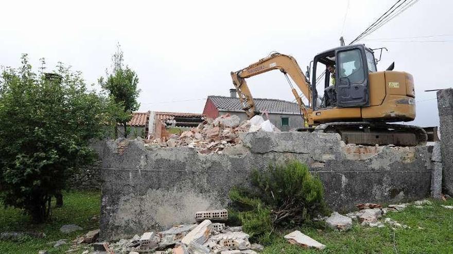 Los trabajos de demolición se produjeron ayer por la mañana. // Bernabé/Javier Lalín