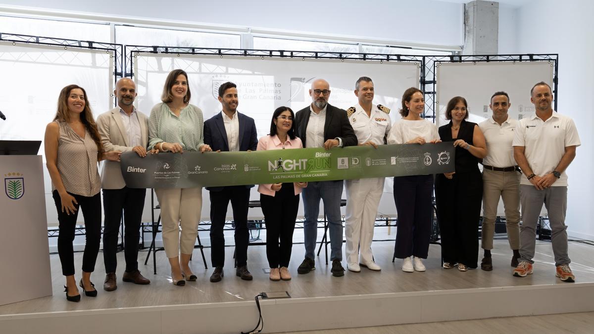 Foto de familia de la presentación de la Binter NightRun 2025.