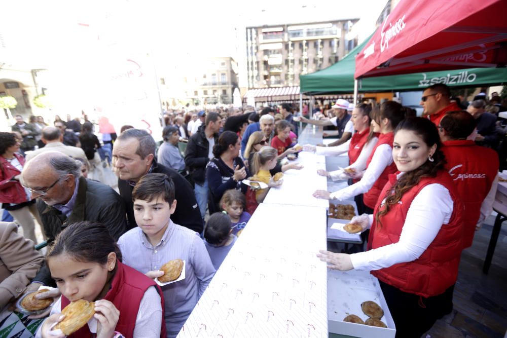 Presentación del cartel del Entierro de la Sardina y posterior reparto de pasteles de carne