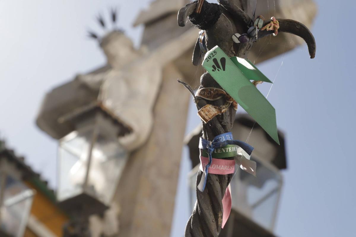 El Cristo de los Faroles, antes de la retirada de los candados y las pulseras acumulados en sus rejas