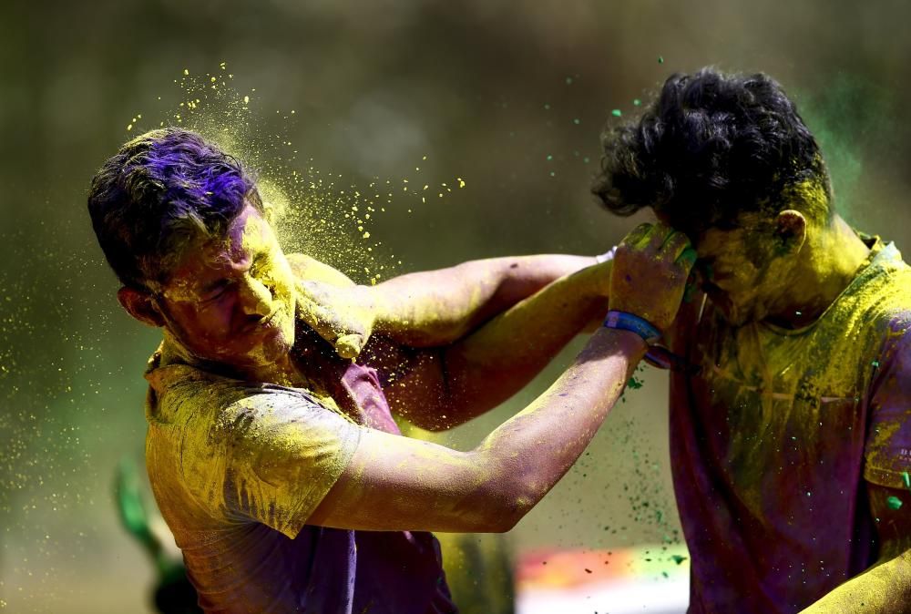 Explosión de color en el festival Holi en Katmandú, Nepal.