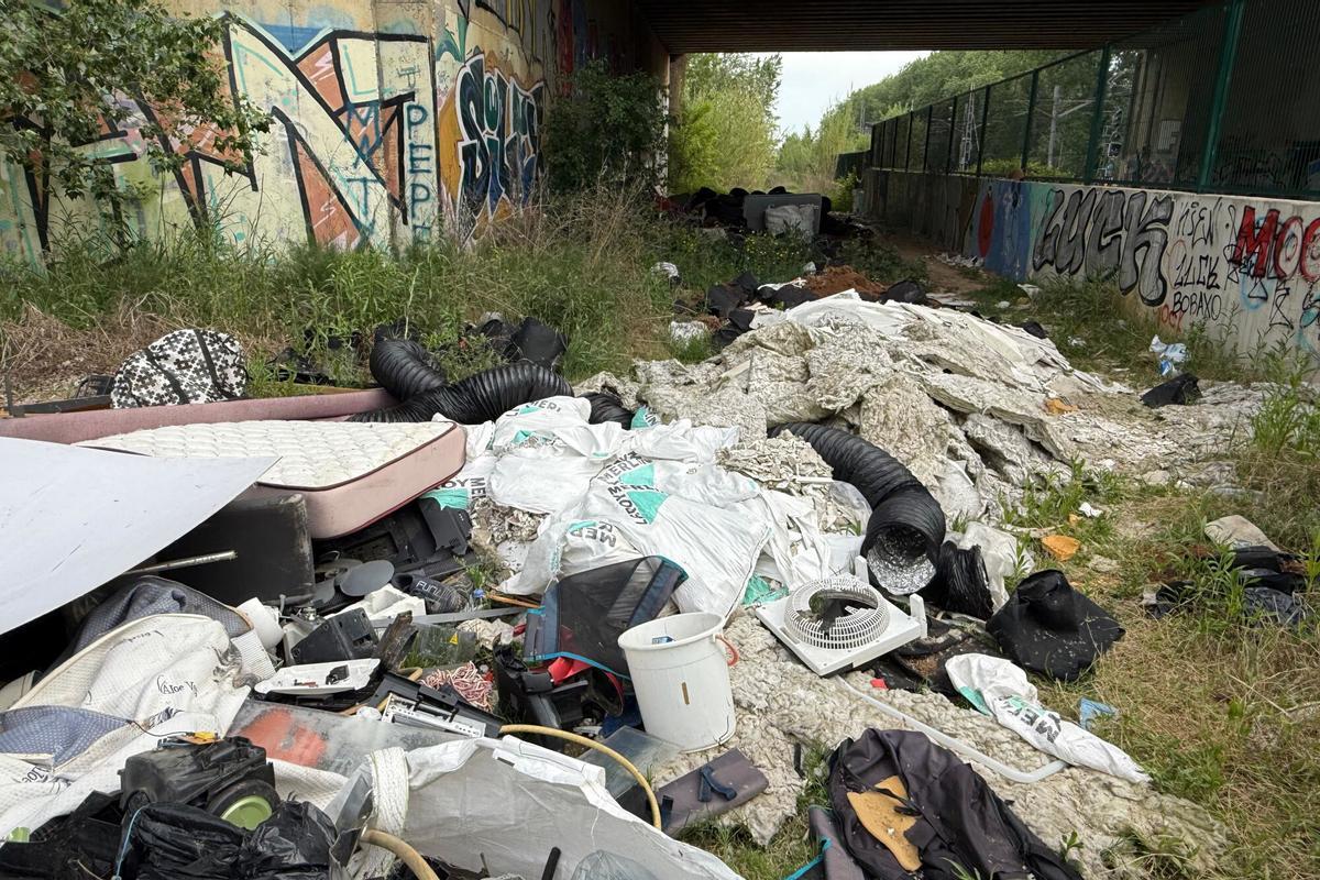 Un abocament incontrolat a tocar de les vies de l'AVE a Girona