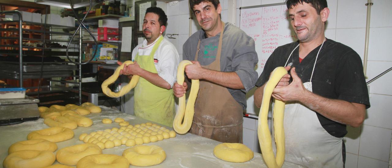 El maestro pastelero Martín Sousa (centro), con Delfín y Mauricio dando forma a las roscas de Reyes