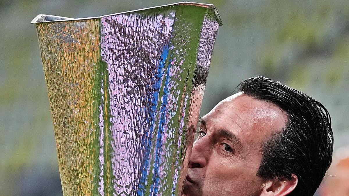 Unai Emery besa la cuarta copa de la Liga Europa tras derrotar al Manchester United. | EFE/MICHAEL SOHN