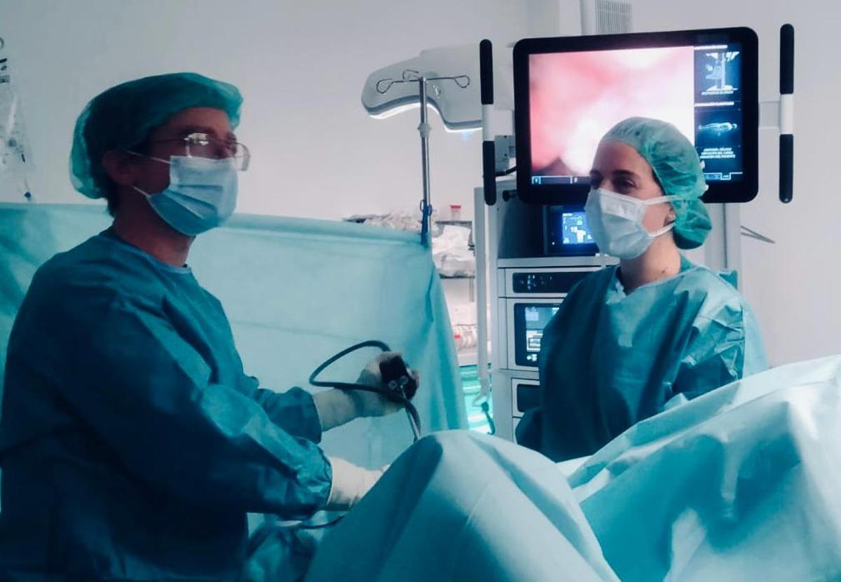 El Dr. Piñero y la Dra.Badia, en quirófano.