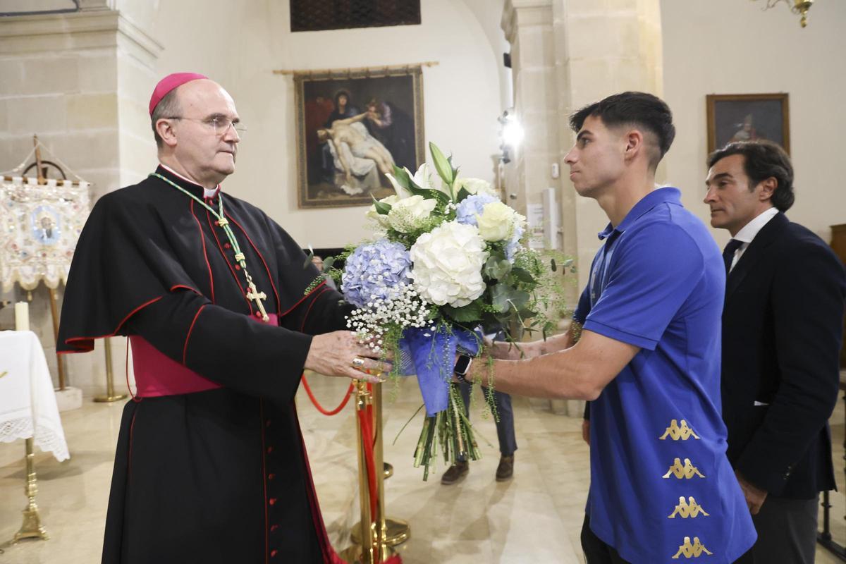 Nico Espinosa, con un ramo de flores, en la ofrenda a la Santa Faz de 2025.
