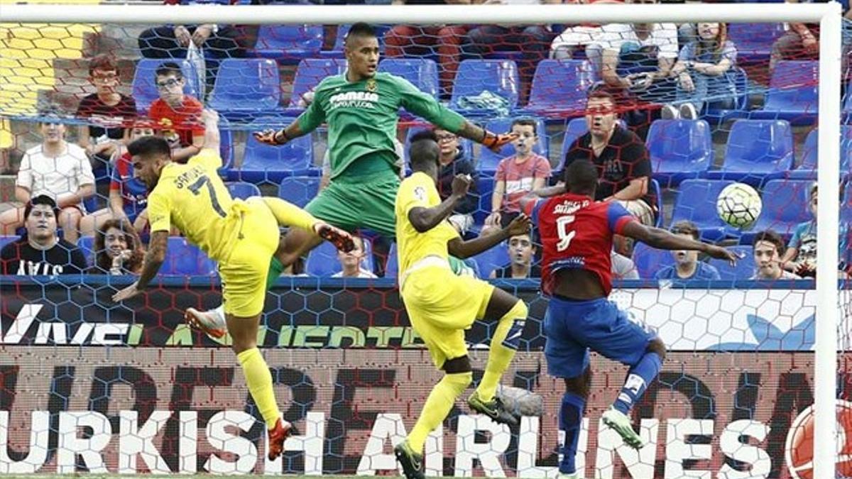 Alphonse Areola en el partido de la séptima jornada de la Liga BBVA ante el Levante