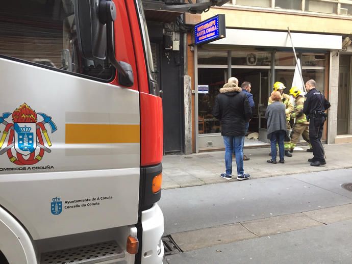 Cae el falso techo de un bar del Orzán sin heridos