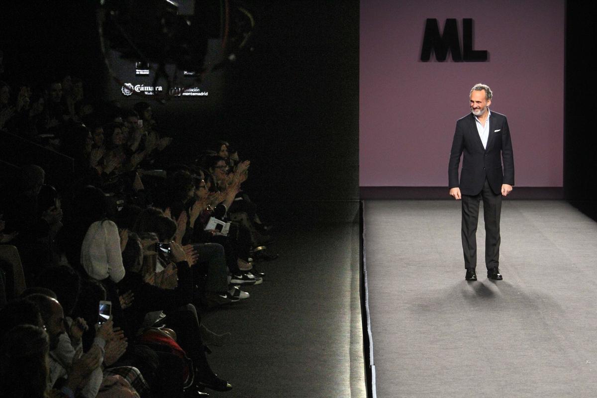 Marcos Luengo saluda tras un desfile en Madrid.