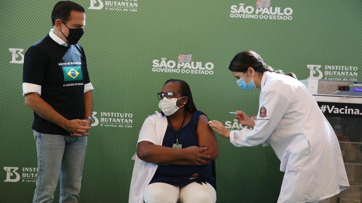 La primera vacunada contra Covid-19 en Brasil