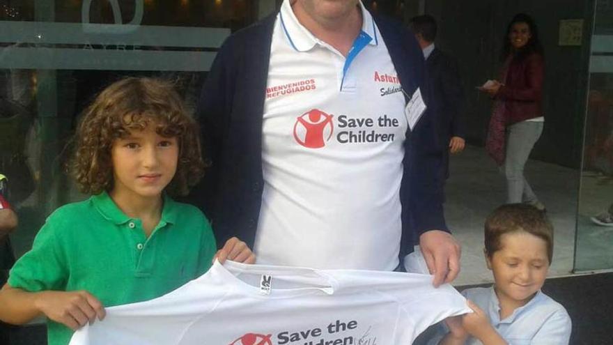 Monchu Ortea y varios niños que apoyaron la campaña de Save the Children, con la camiseta robada.