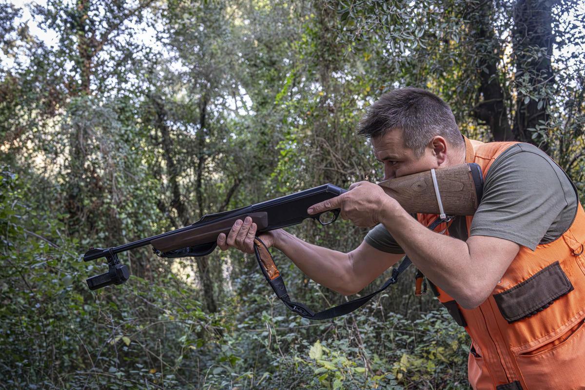 Así funciona una batida de caza en Girona: seguridad, convivencia y control del jabalí