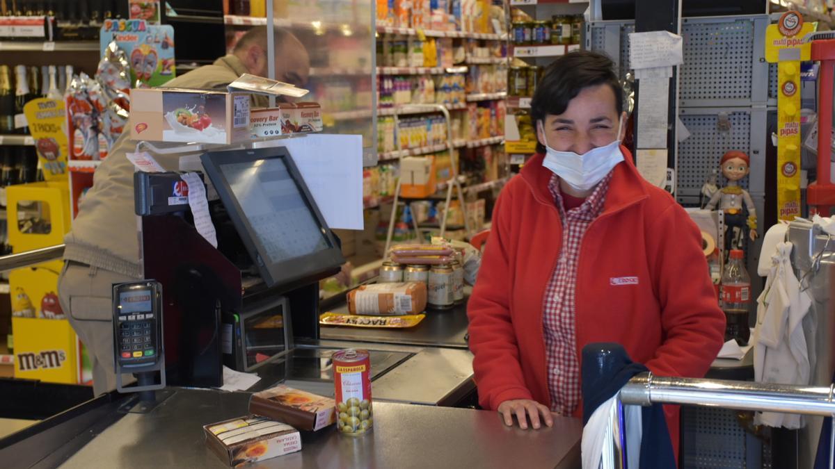 Una cajera de un supermercado de Ibiza, con la mascarilla obligatoria.